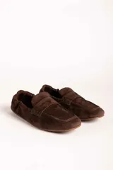 Mocasines de gamuza color marrón con diseño clásico de antifaz y costuras reforzadas en la puntera.