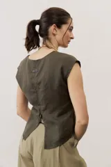 Remera marrón sin mangas, de corte recto y escote redondo.