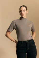 Polera de manga corta color blanco, con cuello alto y calce limpio y minimalista.