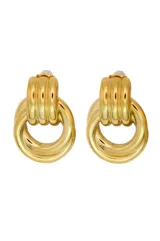 Par de aros dorados con forma de argolla colgante.