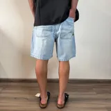 Bermuda de jean celeste, corte holgado y largo a la rodilla.