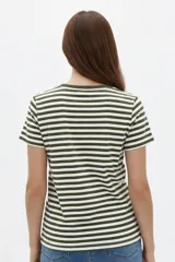Remera de manga corta con escote en V, confeccionada en algodón con diseño de rayas horizontales en tono azul marino y blanco.