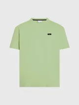 Remera de punto de algodón regenerativo color verde menta, de corte regular, cuello redondo y mangas cortas. Incluye una lengüeta con el logo de Calvin Klein en el pecho.