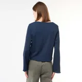 Top de punto con textura arrugada, color azul, con escote en pico y cierre frontal con botones pequeños. Presenta mangas largas con diseño acampanado.
