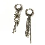 Par de aros colgantes de acero quirúrgico plateado, con cierre de aro tipo argolla. Uno presenta una cadena de aros y dijes colgantes, y el otro presenta cadenas colgantes de diferentes grosores.