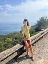 Camisa blanca de lino con mangas cortas abullonadas y botones al frente.