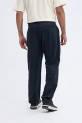 Pantalón verde militar confeccionado en mezcla de algodón y lyocell, de corte recto, diseño fluido y limpio con pinzas en la cintura.