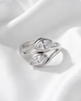 Anillo de plata 925 con diseño entrelazado y dos piedras de circonia en corte marquise.