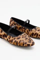 Balerinas de cuero vacuno con estampado animal print de leopardo, diseño de punta redondeada con tira fina sobre el empeine y suela de goma.