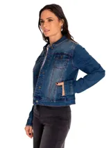 Chaqueta de denim azul con cierre frontal de botones metálicos, bolsillos superiores con solapa y bolsillos laterales. Presenta costuras reforzadas y puños con botones.