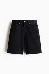 Bermuda de cinco bolsillos en denim de algodón grueso. Modelo de cintura estándar con cierre y botón, y piernas de corte relajado apenas ajustadas.