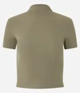 Blusa corta de cuello alto y mangas cortas, confeccionada en tejido rib texturizado color marrón.
