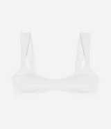 Top de bikini blanco con textura acanalada, corte tipo remera, breteles anchos fijos y copas removibles.