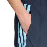 Short de baño Adidas modelo 3S Chelsea WC, color azul marino con las tres tiras características en los laterales y el logo de la marca en celeste. Cuenta con cintura elástica con cordón de ajuste interno.