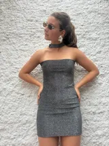 Minivestido plateado de lurex, strapless con choker integrado. Se puede usar strapless o con escote halter.