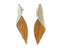 Pendientes largos con diseño escultural inspirado en una hoja enrollada. Elaborados en metal plateado con interior de tono melocotón texturizado.