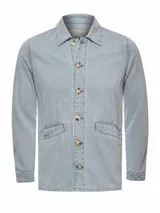 Chaqueta de denim a rayas verticales blancas y azules, con cuello camisero, cierre frontal de botones y dos bolsillos delanteros.