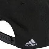 Gorra Adidas negra con el escudo del Manchester United bordado en rojo en el frente.