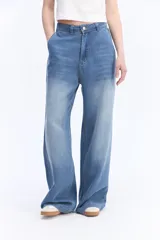 Jean wide leg de tiro alto y pierna amplia, con lavado suave y diseño clásico de denim.