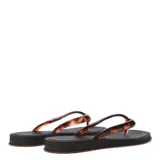 Sandalia tipo ojota Ipanema con base negra y tiras de diseño carey en tonos marrones. Presenta una suela con relieve y logo de la marca en la tira.