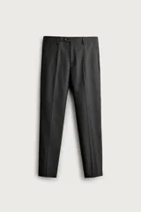 Pantalón de traje slim fit para hombre, color gris oscuro, con bolsillos frontales y bolsillos traseros de doble vivo con botón. Cuenta con cierre frontal de cremallera y botón, y presillas para cinturón.