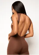 Mono deportivo largo de una pieza, color marrón, con cuello redondo alto y diseño sin mangas. Confeccionado en tejido de poliamida con efecto modelador y ajuste de compresión media.