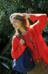 Saco negro de tejido de punto, con corte holgado y mangas largas.