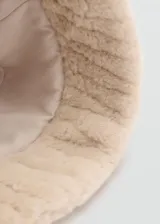 Gorro tipo bucket de efecto pelo en color beige, con forro interior de algodón.