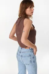 Top musculosa amarillo de lino italiano, con cuello redondo y cierre frontal de botones de nácar.
