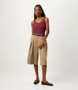 Musculosa básica de poliamida con escote en U y breteles anchos. Presenta un diseño liso, ajustado al cuerpo, confeccionado en una tela ligera, suave y de secado rápido.