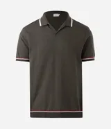 Camisa polo de manga corta color verde oliva, confeccionada en tejido de punto, con cuello y puños con ribetes contrastantes en blanco y rojo.