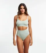 Soutien modelo top, hecho en microfibra color verde agua. Prenda sin relleno, con aro, sin costura y con textura acanalada.