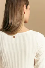 Remera de tejido acanalado (rib) color blanco, con escote cuadrado y mangas tres cuartos, de ajuste entallado al cuerpo.