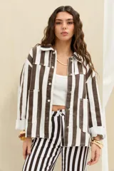 Jeans de corte recto y tiro alto, con diseño de rayas verticales en colores marrón oscuro y blanco.