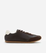 Championes estilo chutera vintage de la marca Satinato, confeccionados en poliuretano con diseño de recortes en gamuza sintética. Presentan punta redonda, cordones al tono y suela de goma dentada en color caramelo, con detalle de talón en contraste.