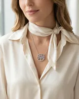 Collar de plata 925 con dije circular calado en forma de árbol de la vida, adornado con circonias brillantes.