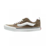 Championes Vans modelo Knu Skool, de diseño robusto y estilo retro. Presentan una capellada de gamuza color marrón con la icónica banda lateral acolchada en blanco, lengüeta y cuello reforzados, y suela de goma blanca con la clásica estructura waffle.