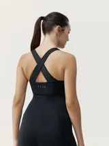 Mono largo color borgoña de sujeción media-alta con tecnología 3D y tejido Fit_tech con efecto moldeador. Tiene cintura en rib para definir la silueta y tirantes anchos cruzados en la espalda.