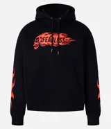 Buzo con capucha negro de corte oversized, con bolsillo canguro y cordones ajustables. Presenta un estampado frontal con una calavera y la palabra 'FEARLESS' envuelta en llamas naranjas y rojas, diseño que se repite en las mangas.