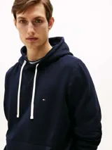 Buzo con capucha Tommy Hilfiger de corte clásico, confeccionado en mezcla de algodón y poliéster. Presenta bolsillo tipo canguro frontal, cordones ajustables en contraste y logo de la marca bordado en el pecho.