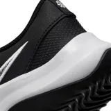 Championes Nike modelo Legend Essential 3, color negro con suela blanca y logo Swoosh en blanco. Diseño de malla transpirable con refuerzos laterales, ideal para entrenamiento.