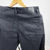 Pantalón de jean negro de corte ancho y tiro medio.
