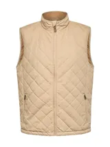 Chaleco acolchado color beige con diseño de pespuntes en rombo, cierre frontal completo y cuello alto. Cuenta con bolsillos laterales con cierre y un tirador de cierre con detalle en cuero.