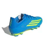 Championes de fútbol Adidas modelo F50 Club FG/MG, color celeste con las tres tiras características en amarillo flúor y suela multicolor.