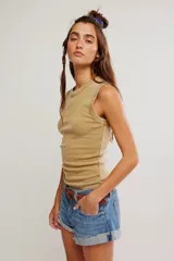 Musculosa de algodón color tostado, con cuello redondo y diseño ajustado.