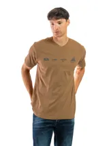 Remera de algodón color marrón con cuello en V y estampado de logos en el pecho.