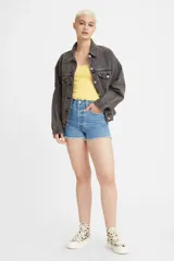 Short de jean de tiro alto con ruedo deshilachado y cierre frontal con botones, en un tono azul medio.