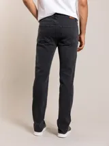 Pantalón de jean negro de corte recto.