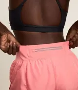 Bermuda deportiva tipo runner, color verde menta, confeccionada en microfibra con cintura elástica. Tiene un corte holgado y bajo redondeado.