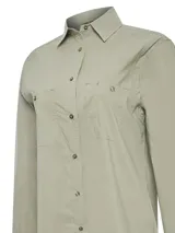 Blusa de manga larga RKF modelo Coop, color gris, confeccionada en mezcla de algodón orgánico, nylon y spandex. Cuenta con cuello camisero, cierre frontal con botones y dos bolsillos delanteros con solapa. Incluye tecnología de protección solar UPF 50+.